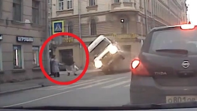 Un camion se renverse en pleine rue et manque d'écraser deux piétons !