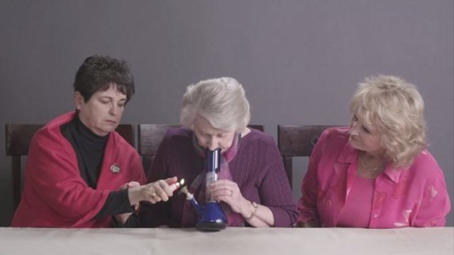 Trois grands-mères fument pour la première fois du cannabis