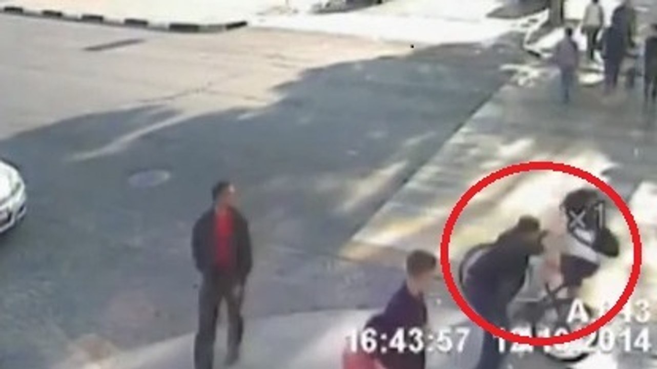 Il fait tomber une femme de son vélo pour lui sauver la vie