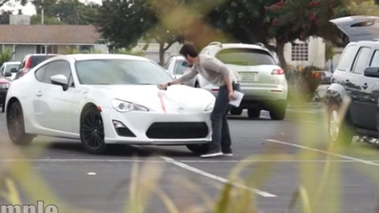 Cet homme s'est vengé des automobilistes mal garés sur deux places de parking