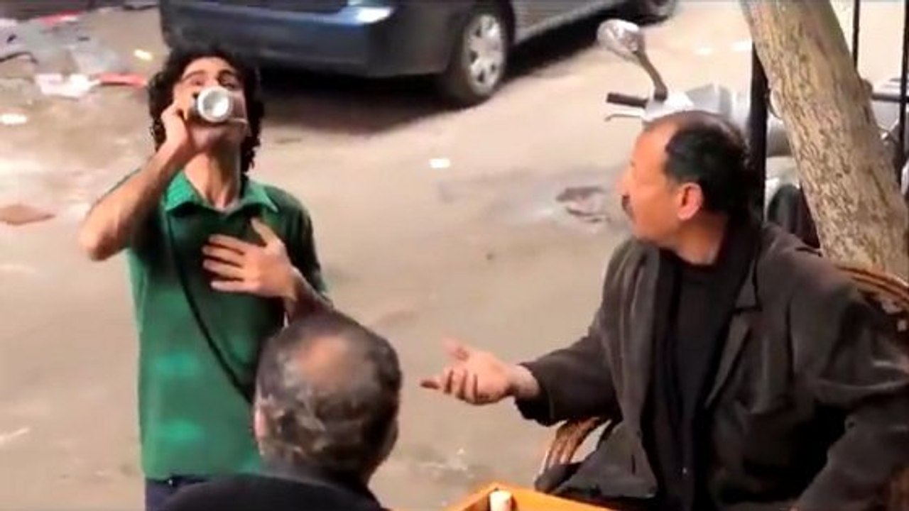 Ce mec fait tout son possible pour énerver les gens dans la rue