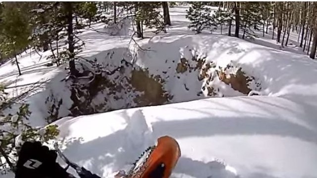 En roulant à moto, cet homme a fait une découverte qui aurait pu lui coûter la vie