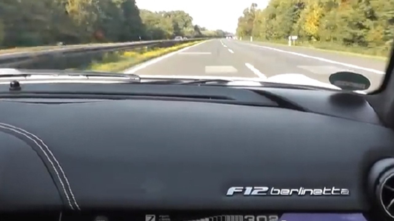 Sebastian Vettel roule à 350 km/h en Ferrari F12 sur une autoroute