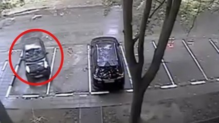 Le pire conducteur du monde veut sortir d'un parking