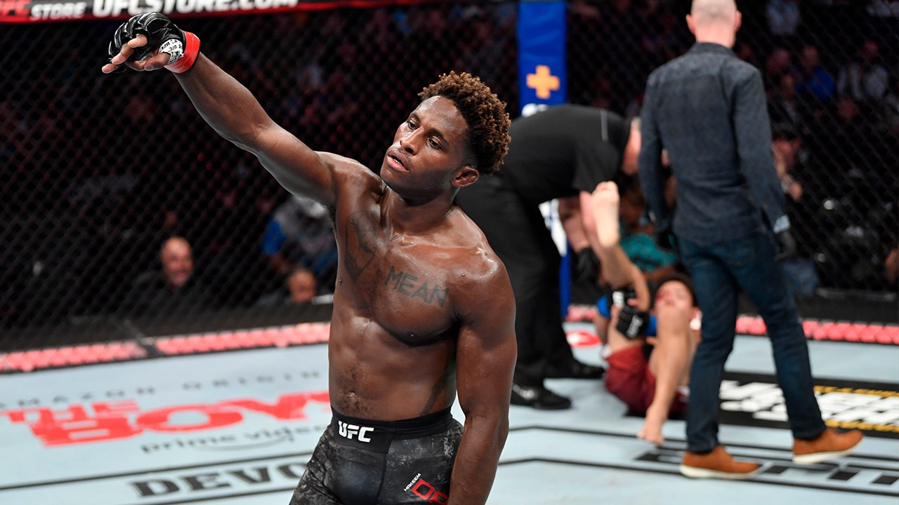 Hakeem Dawodu claque un énorme head-kick KO qui met son adversaire au sol (VIDÉO)