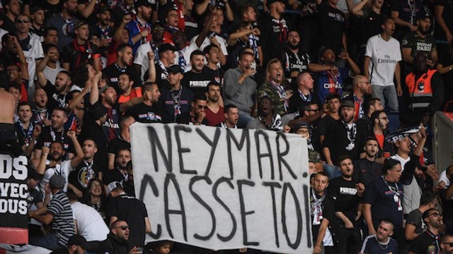PSG : le Parc des Princes détruit Neymar par des banderoles et des chants hostiles !