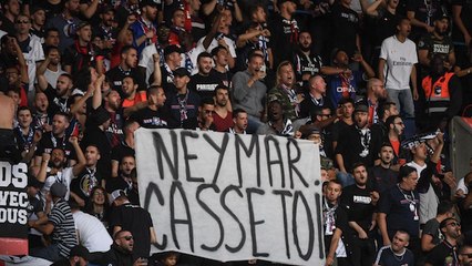 PSG : le Parc des Princes détruit Neymar par des banderoles et des chants hostiles !