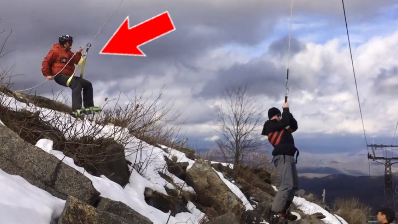 Des sauveteurs font descendre un snowboardeur c...