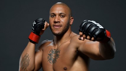 Ciryl Gane rejoint un cercle de légendes avec sa performance lors de ses débuts à l'UFC