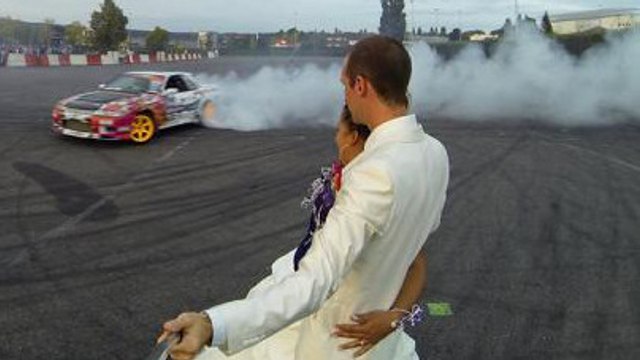 Ils bloquent l'autoroute pour drifter autour de jeunes mariés