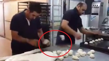 Ce boulanger prépare les petits pains comme personne