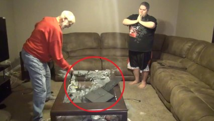 Ce grand-père en colère détruit la Playstation 4 de son petit-fils