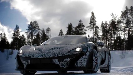 Une McLaren P1 s'éclate sur une route de Suède enneigée
