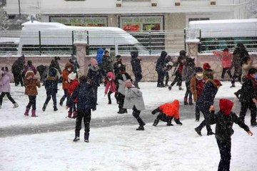 Ders öncesi minik öğrencilerin kartopu keyfi