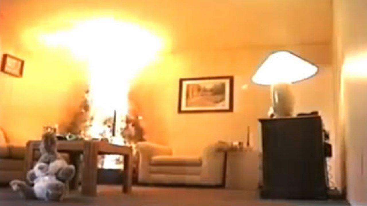 Une caméra de sécurité filme un incendie domestique spectaculaire