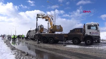 DEVRİLEN YOLCU OTOBÜSÜNDE CAN PAZARI