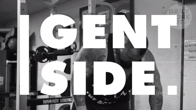 Eddie Hall soulève un kettlebell avec avec la seule force de son entrejambe