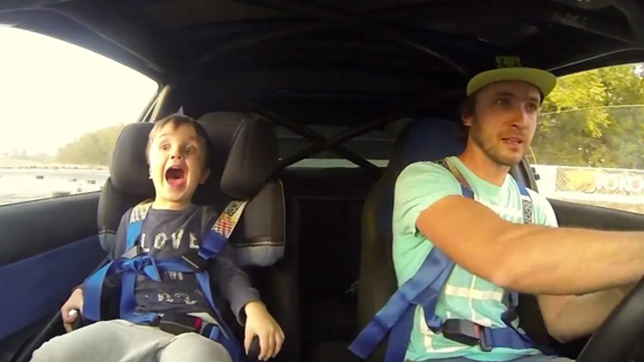 Ce papa a emmené son petit garçon faire une séance de drifts décoiffants