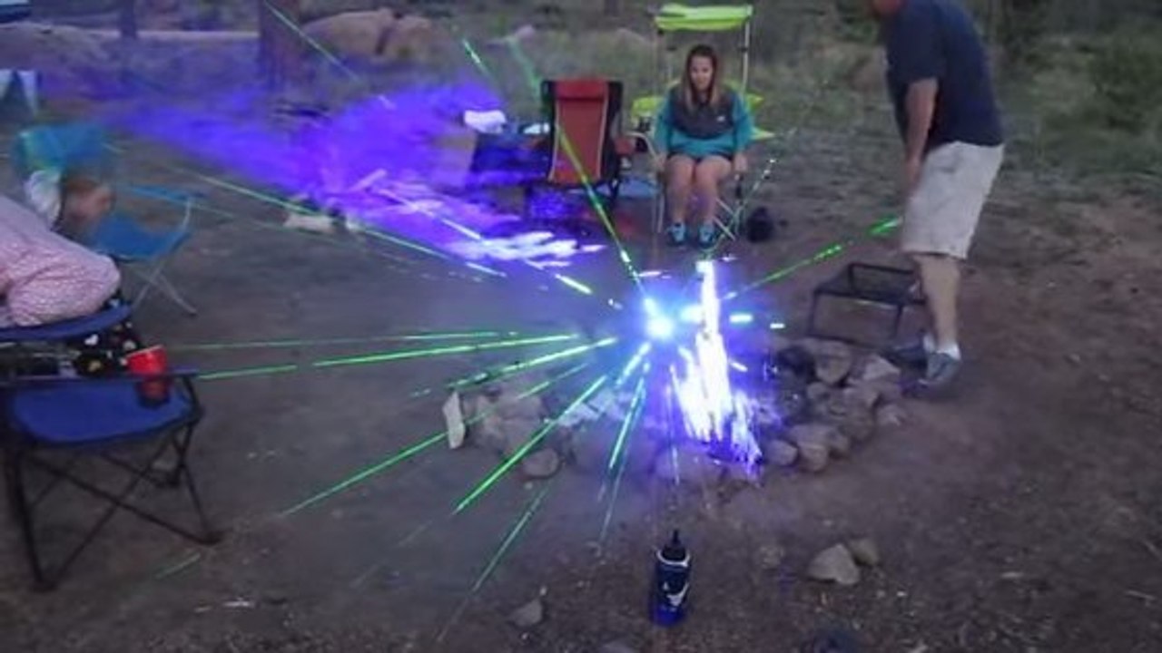 Ils ont placé des lasers dans un feu de camp