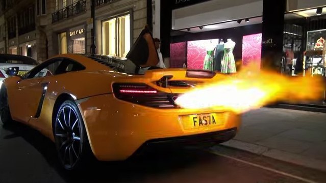 Une McLaren 12C crache des flammes et cause un problème à la carrosserie