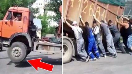 Ils se mettent à plusieurs pour tenter de soulever une immense benne