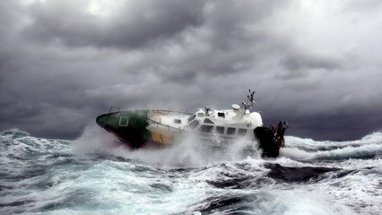 Ce bateau affronte des vagues gigantesques en mer du Nord