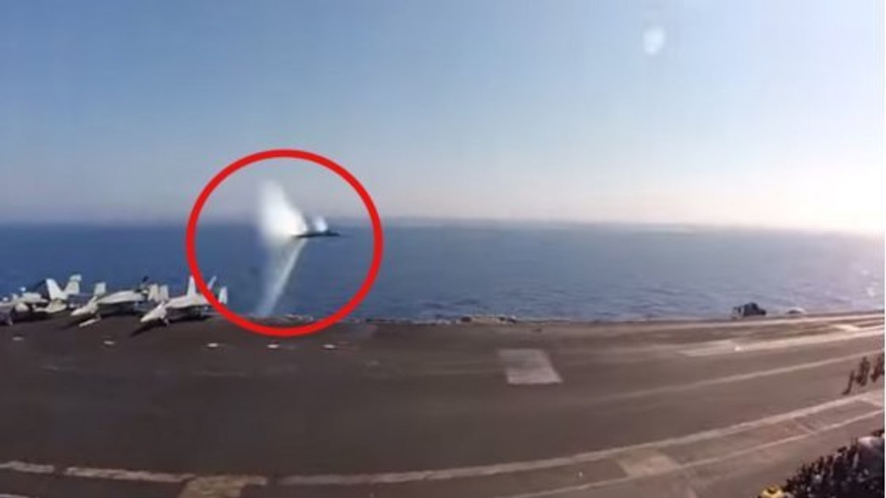 Un avion de chasse filmé au moment de passer le mur du son
