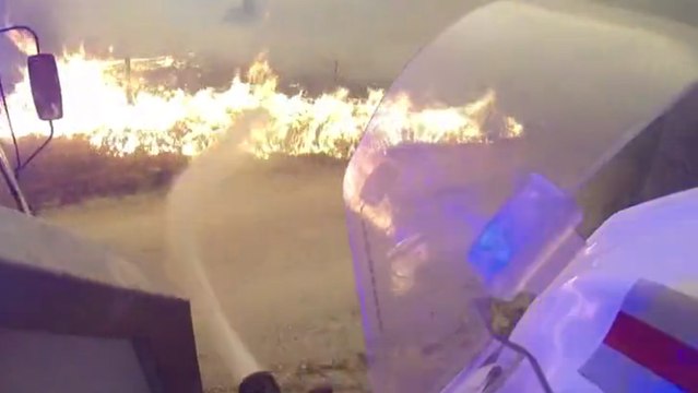 Un pompier volontaire filme son intervention auprès d'un incendie avec une caméra embarquée