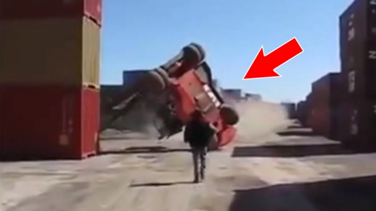 Cette machine de levage a perdu l'équilibre de manière spectaculaire