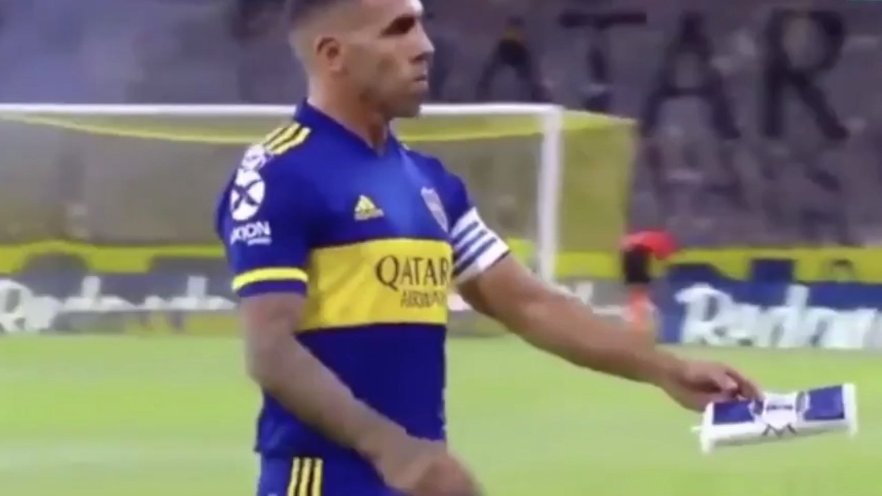 Carlos Tevez : El Apache embrasse tendrement Diego Maradona pour se porter chance avant Boca Juniors - River Plate !