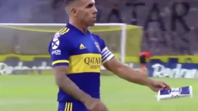 Carlos Tevez : El Apache embrasse tendrement Diego Maradona pour se porter chance avant Boca Juniors - River Plate !