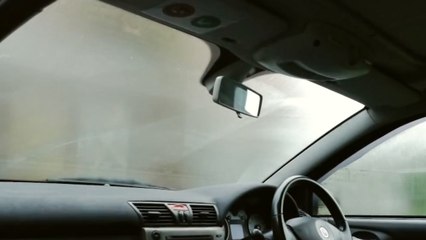 Une astuce simple pour protéger son pare-brise de la buée