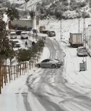 Son dakika! PENDİK'TE KAYGANLAŞAN YOLDA DURAMAYAN ARAÇ KAZA YAPTI O ANLAR KAMERADA