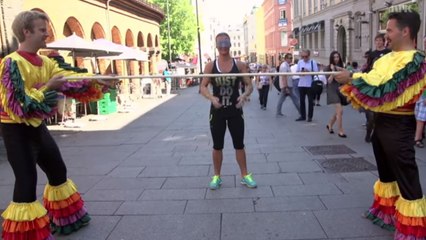 Ils piègent des gens dans la rue en les faisant danser le limbo