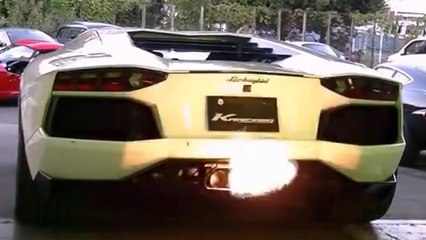 Une Lamborghini Aventador LP700-4 crache du feu