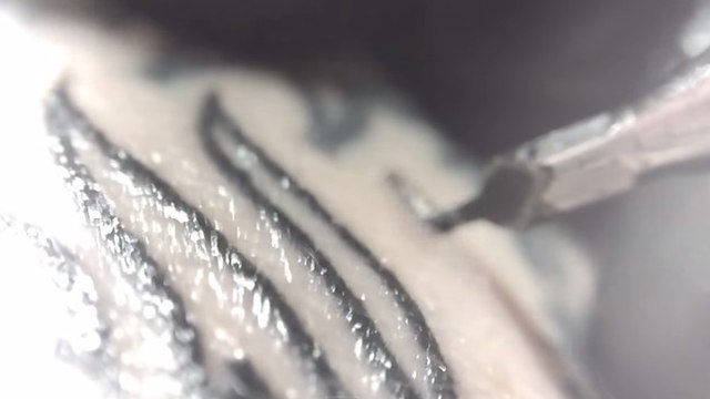 Voici une séance de tatouage filmée au plus près de la peau