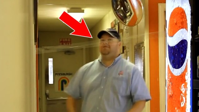 Il pose du scotch sur une porte pour faire une blague à son collègue de travail