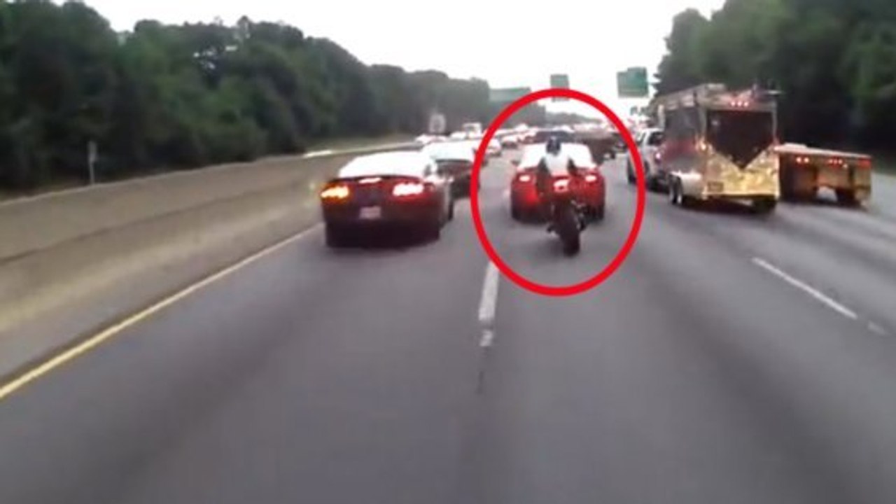 Ce motard aurait dû ralentir en remontant cette file de voitures