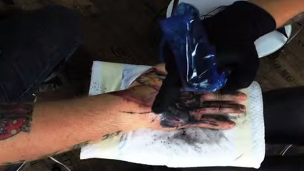 Ce tatouage en aquarelle donne l'impression d'un véritable tableau