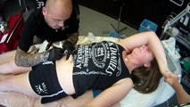 Cette jeune femme se fait tatouer pour la première fois et souffre le martyre
