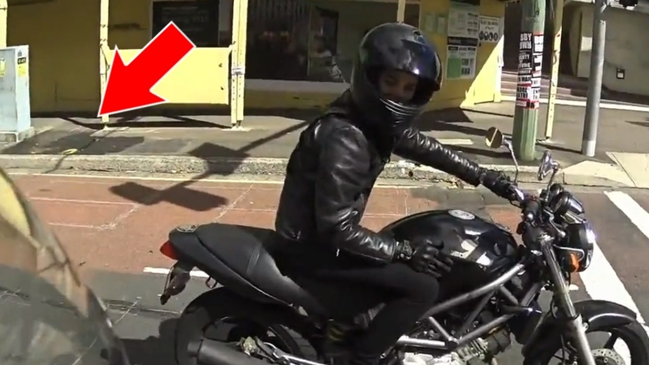Il essaye de draguer une fille en moto mais va se faire bloquer