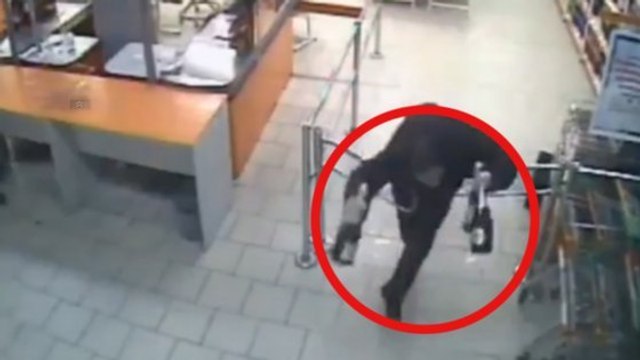 Un voleur de bouteille était un peu trop pressé de s'enfuir du magasin