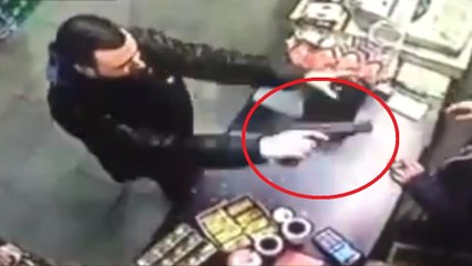 Braqué par un voleur, ce gérant de magasin arrive à retourner la situation