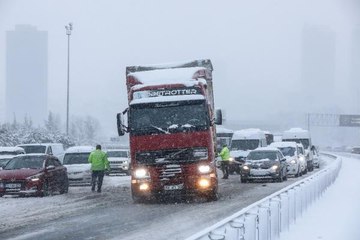 BAĞCILAR'DAKİ YOL KENARINA BIRAKILAN ARAÇLAR ÇEKİLDİ