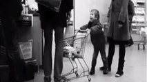Embêté par un enfant dans un supermarché, il a décidé de lui donner une bonne leçon