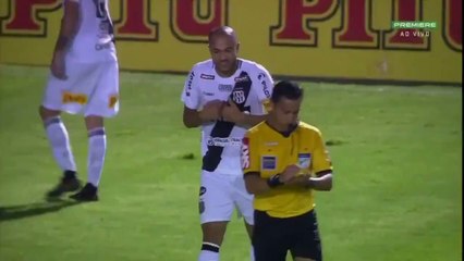 Un gardien brésilien utilise son filet pour arrêter un but (VIDEO)
