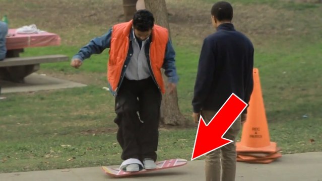 Il teste l'hoverboard de Marty McFly auprès des passants