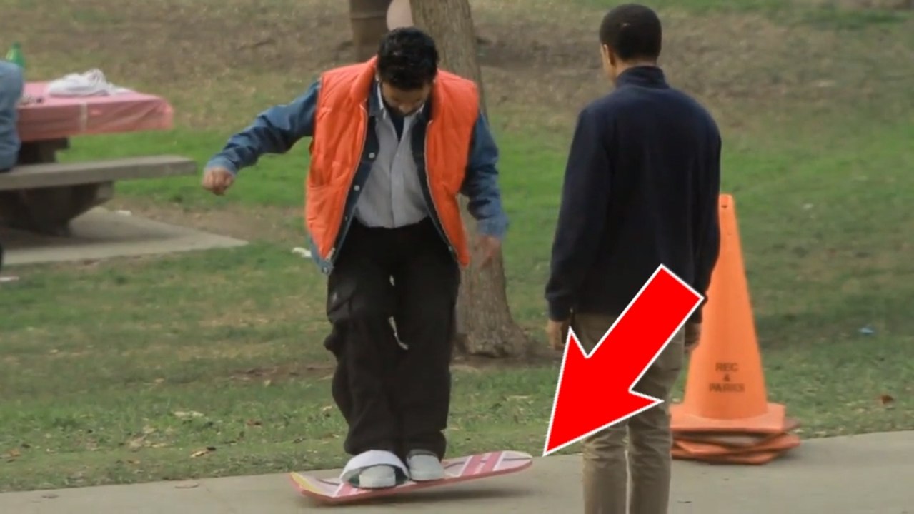 Il teste l'hoverboard de Marty McFly auprès des passants