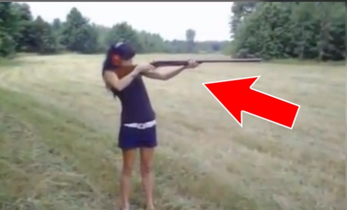 Une fille tente de manipuler un fusil de chasse