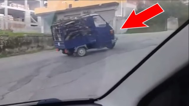 Ce petit fourgon utilitaire a bien du mal à grimper une côte raide